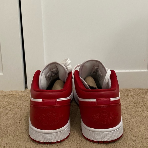 Like-new Jordan 1 low in “gym red”. US Men’s 8/US Women’s 9.5/UK Men’s 7. - Picture 6 of 6